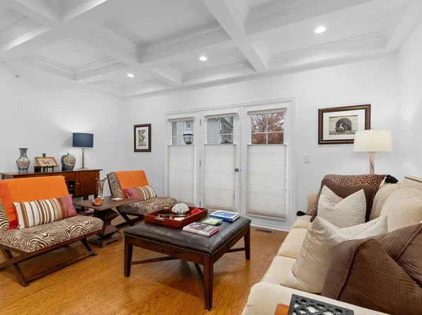 27 Creekside Court image 5 of 37