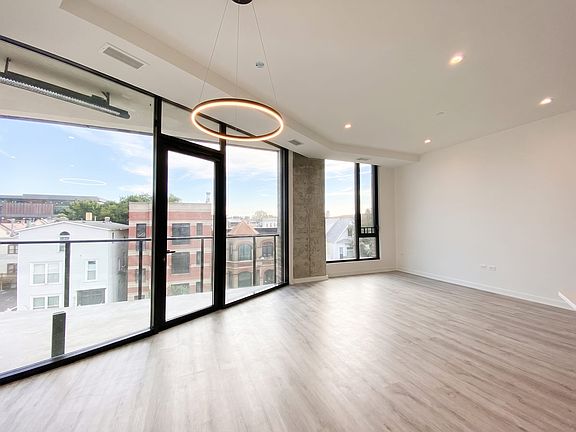 2nd image of 1118-24 W Patterson Ave #401