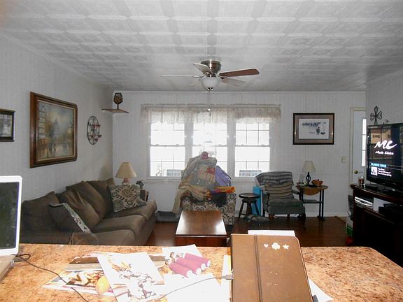 4th image of 101 Beach St