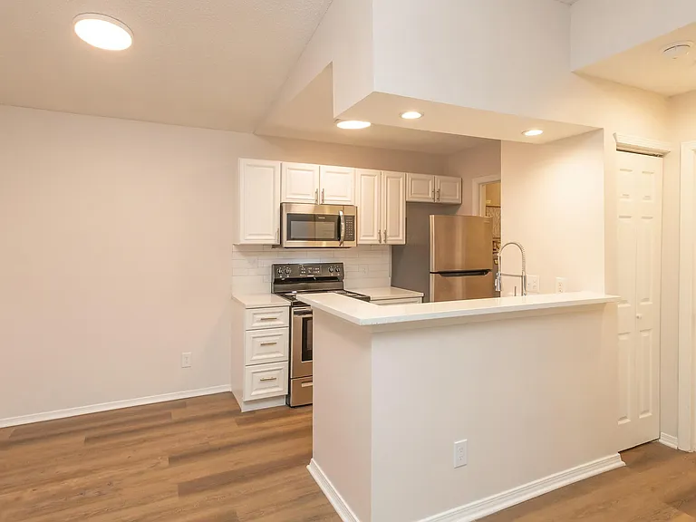Summerfield Apartments — Photo 29
