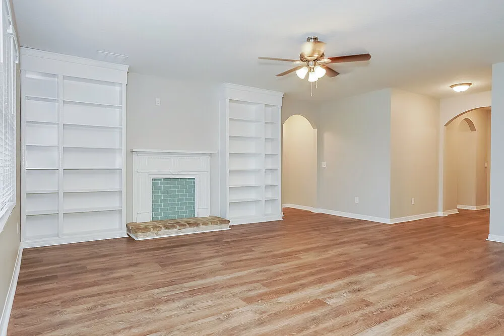 4 bed, 2.0 bath, 2093 sqft, $2,440 — Photo 4