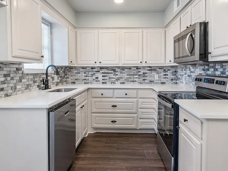208 N Coleman St — Photo 13
