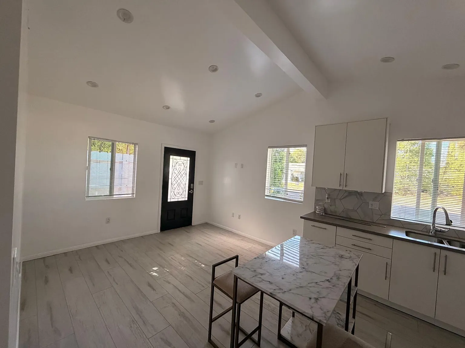 1 bed, 450 sqft, $2,200 — Photo 2