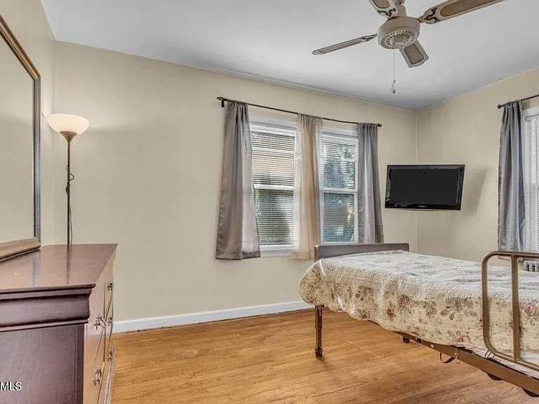 402 Ryders Ln — Photo 8
