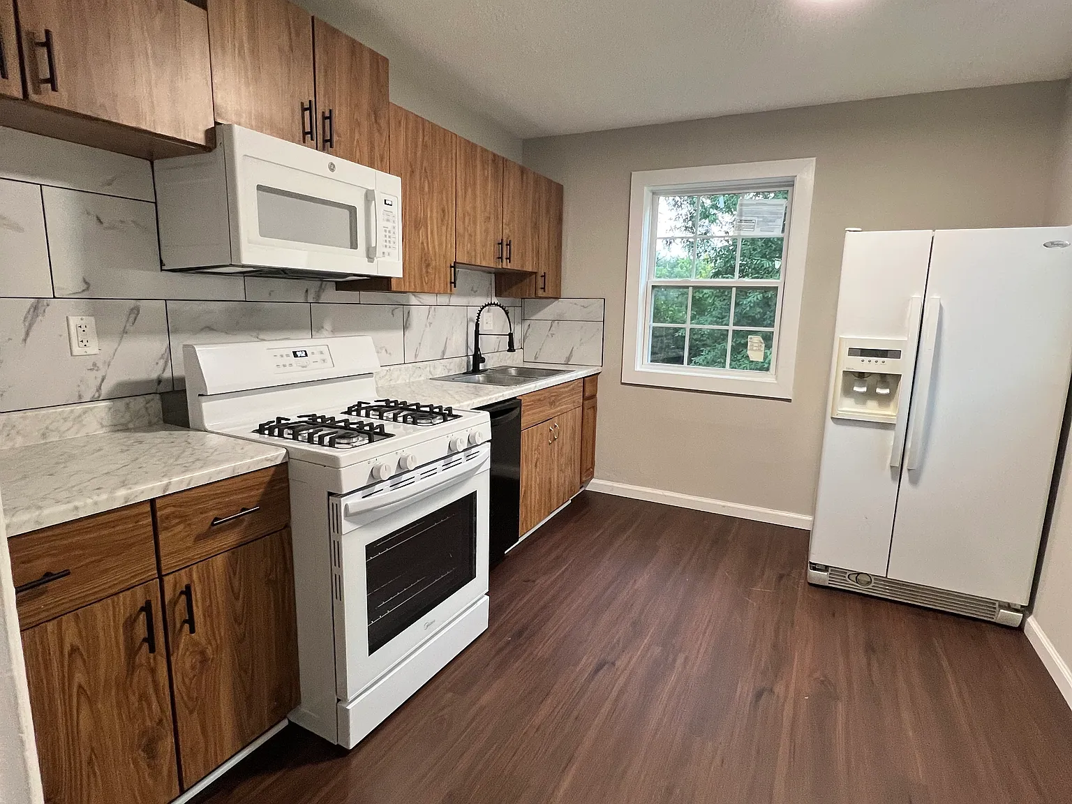 3 bed, 984 sqft, $1,650 — Photo 4