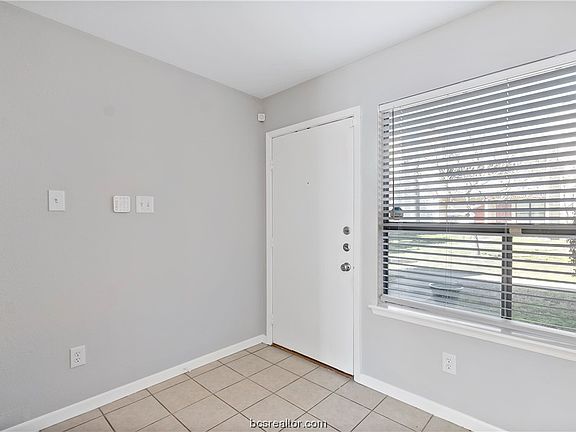 4th image of 1902 Dartmouth St APT L1