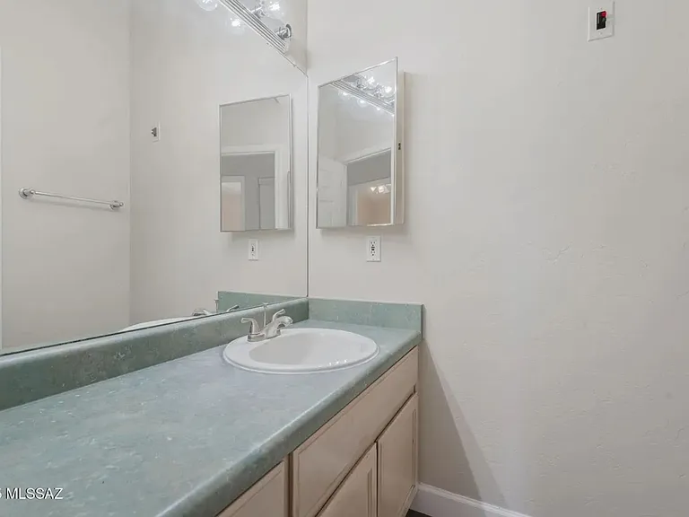 2862 N Tyndall Ave #2 — Photo 10