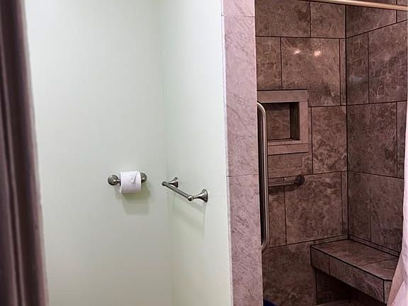 5th image of 113 Clarence Ave