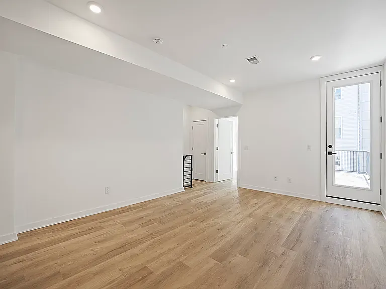 2327 Frankford Ave — Photo 2