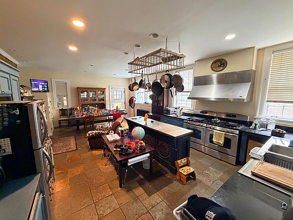 2nd image of 1441 Burns St