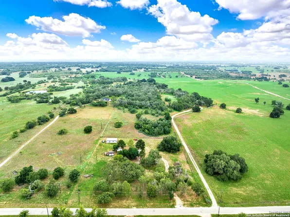 7205 County Road 401, Floresville, TX 78114
