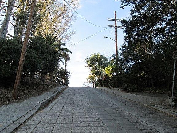 4th image of 1811 Baxter St