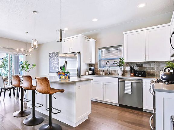 3rd image of 2035 E Oakcrest Dr