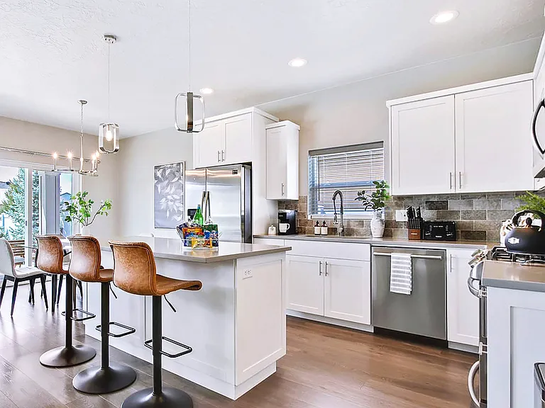 2035 E Oakcrest Dr — Photo 3