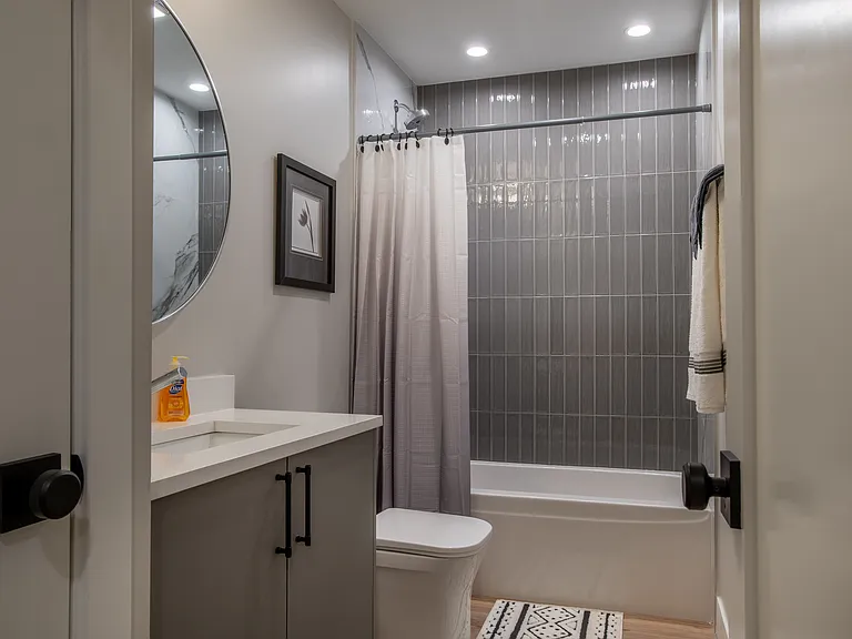 Full bathroom #2