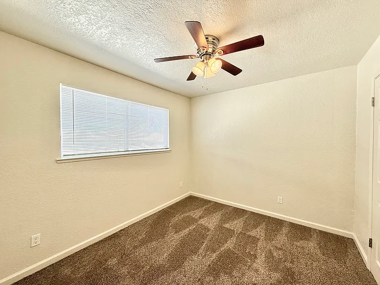 714 S Sequoia Ave — Photo 5