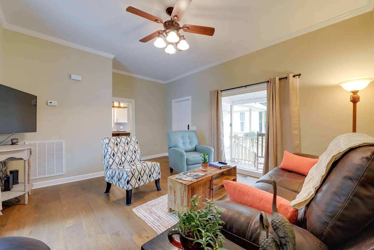 2 bed, 2.0 bath, 893 sqft, $2,715 — Photo 3