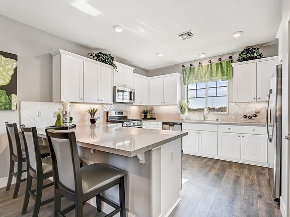 Kitchen with breakfast bar island