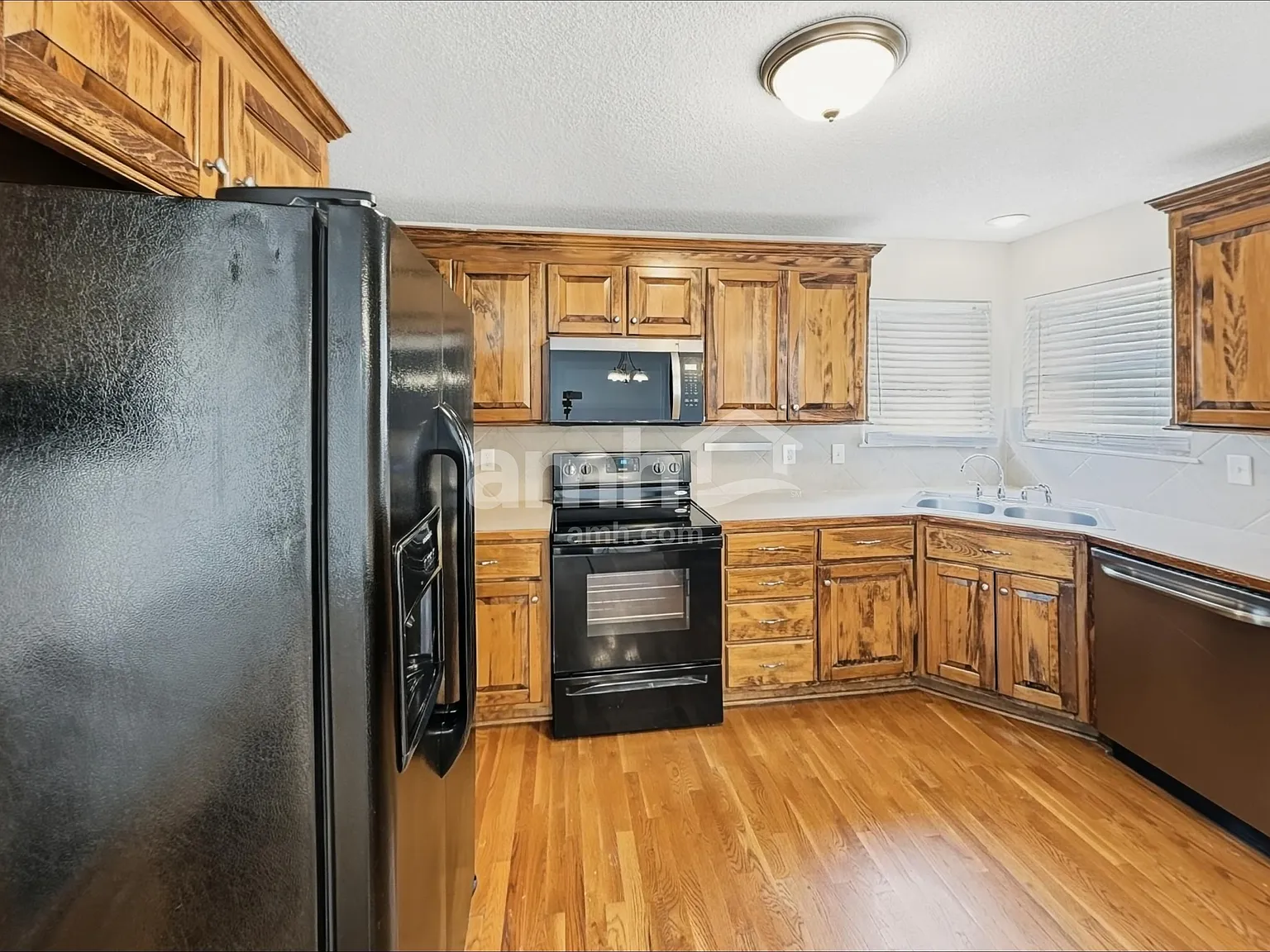 4 bed, 3.0 bath, 2000 sqft, $2,485 — Photo 3