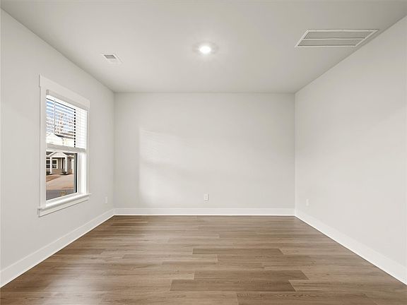 4th image of 1070 Hillcraft Dr