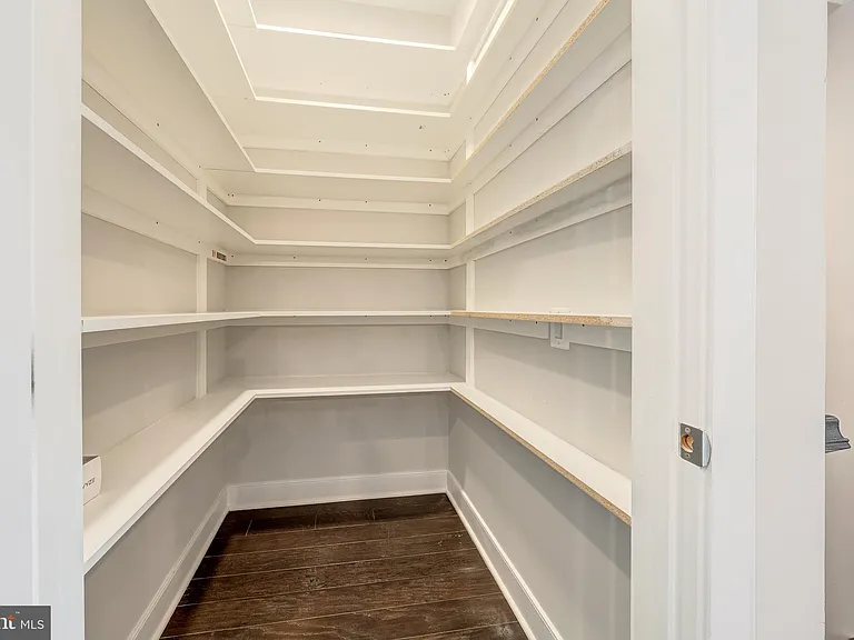 10326 Grosvenor Pl — Photo 18