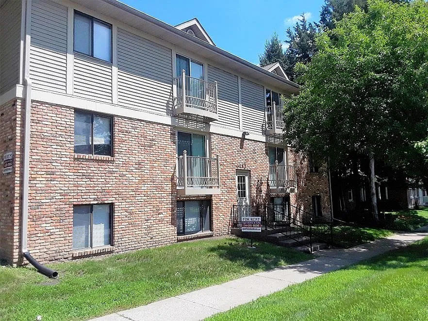 132 N Dodge St #6