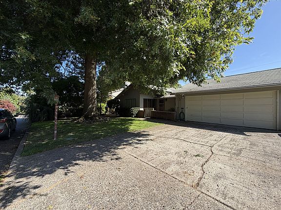 4th image of 5220 SE 33rd Pl