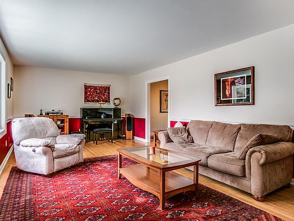 Large living rm has hardwd flrs flowing from foyer