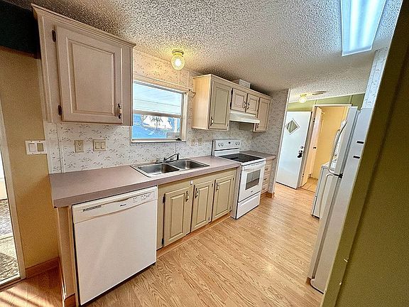 2nd image of 667 Bamboo Palm Way