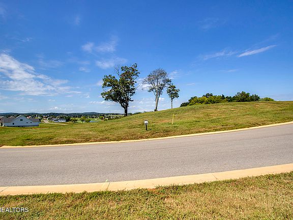 2nd image of 111 Magnolia Hl