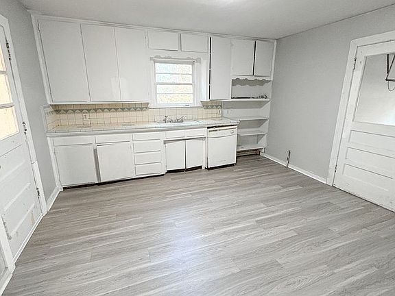 5th image of 404 Richardson St