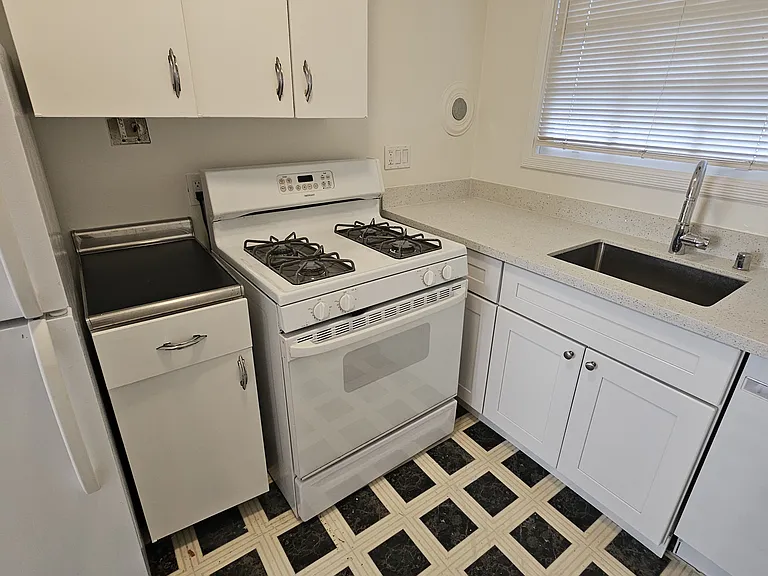 1935 Clay St #302 — Photo 10