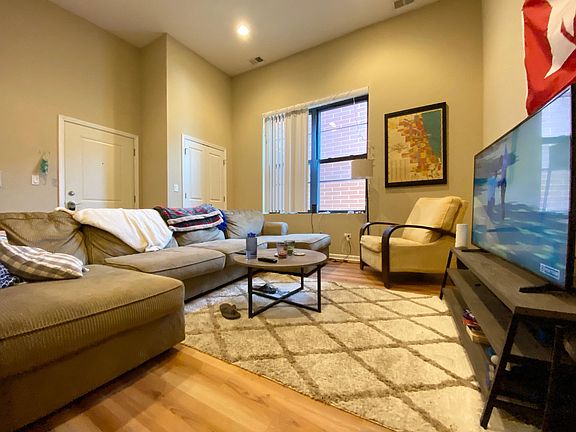 2nd image of 3233 N Sheffield Ave #7RW
