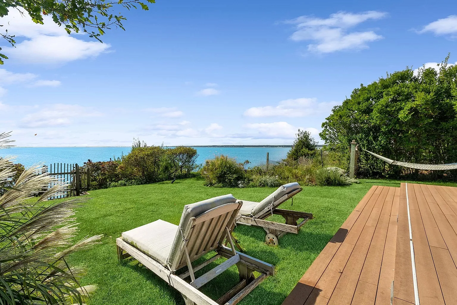 Bayfront Heaven - Stylish 3 Bed on the Bluff With Private Beach — Photo 2