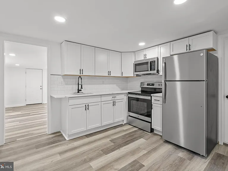 310 Elizabeth St — Photo 3