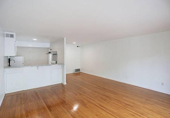 4th image of 6567 N Cordova St #4/5