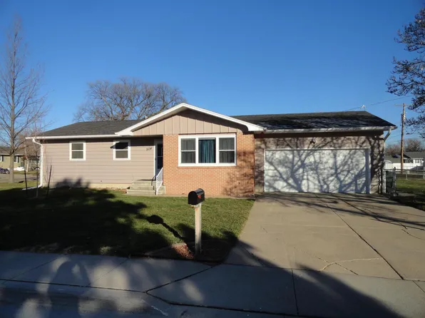 904 E 35th St, Kearney, NE 68847