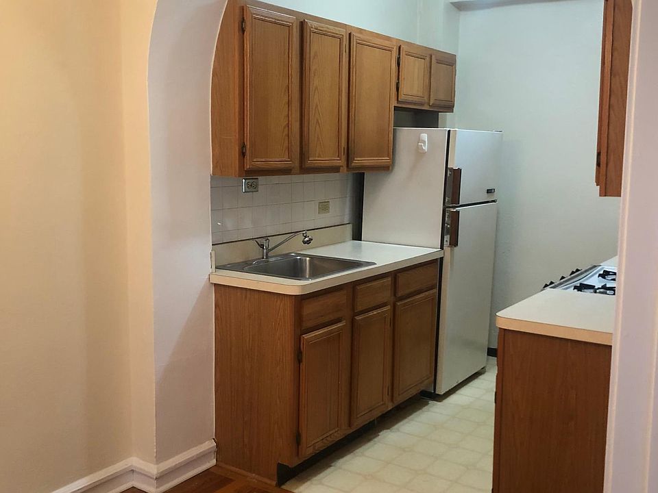 1st image of 426 W Briar Pl APT 2C