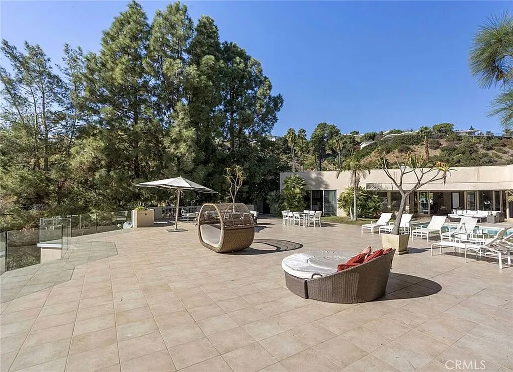 510 Leslie Ln — Photo 2