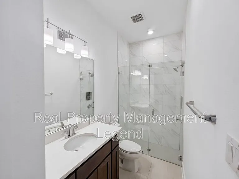 809 Jamestown Ln — Photo 4