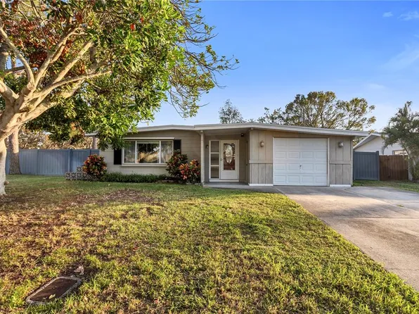 13706 Antigua Dr, Seminole, FL 33776