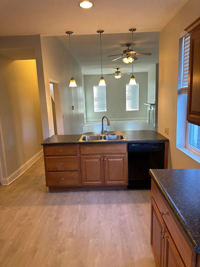 Spacious 4BD 2BA House in Pittsburgh! — Photo 3