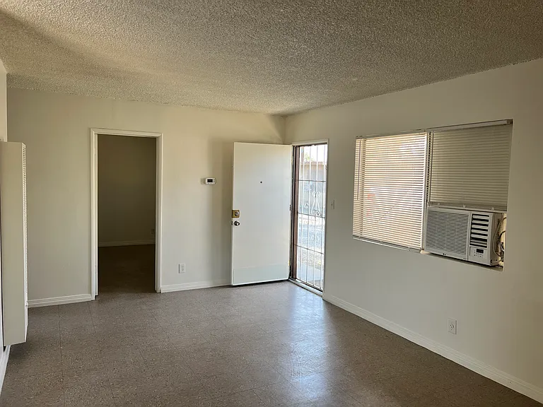 147 N Victoria Ave — Photo 16