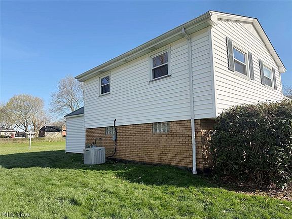 4th image of 7090 Hillridge Ave NE