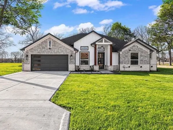 203 Saint Andrews Dr, Mabank, TX 75156