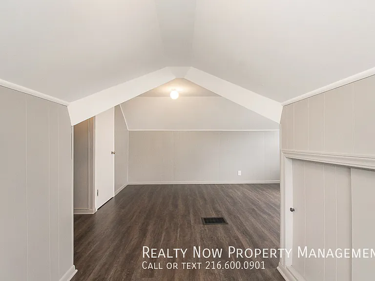 11912 Derby Ave — Photo 8
