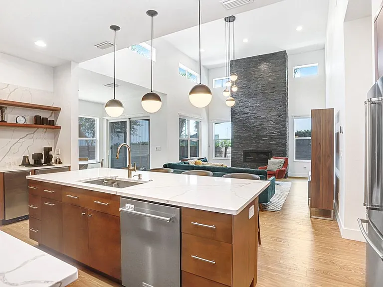 1326 W Fig St — Photo 12