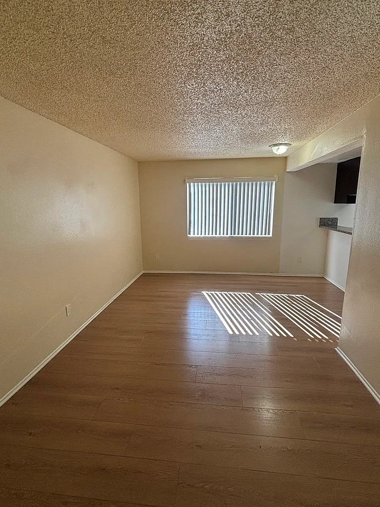 3 bed, 936 sqft, $2,690 — Photo 2