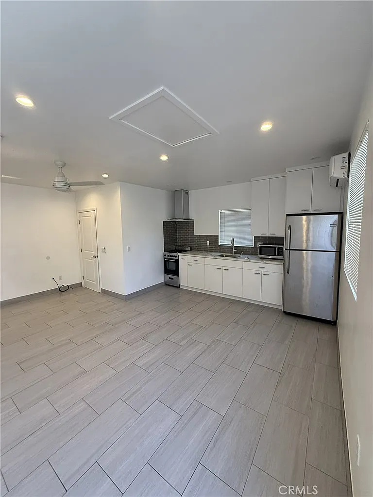 Studio, 400 sqft, $1,795 — Photo 3