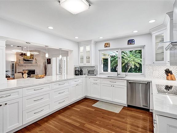 4th image of 724 Middle River Dr